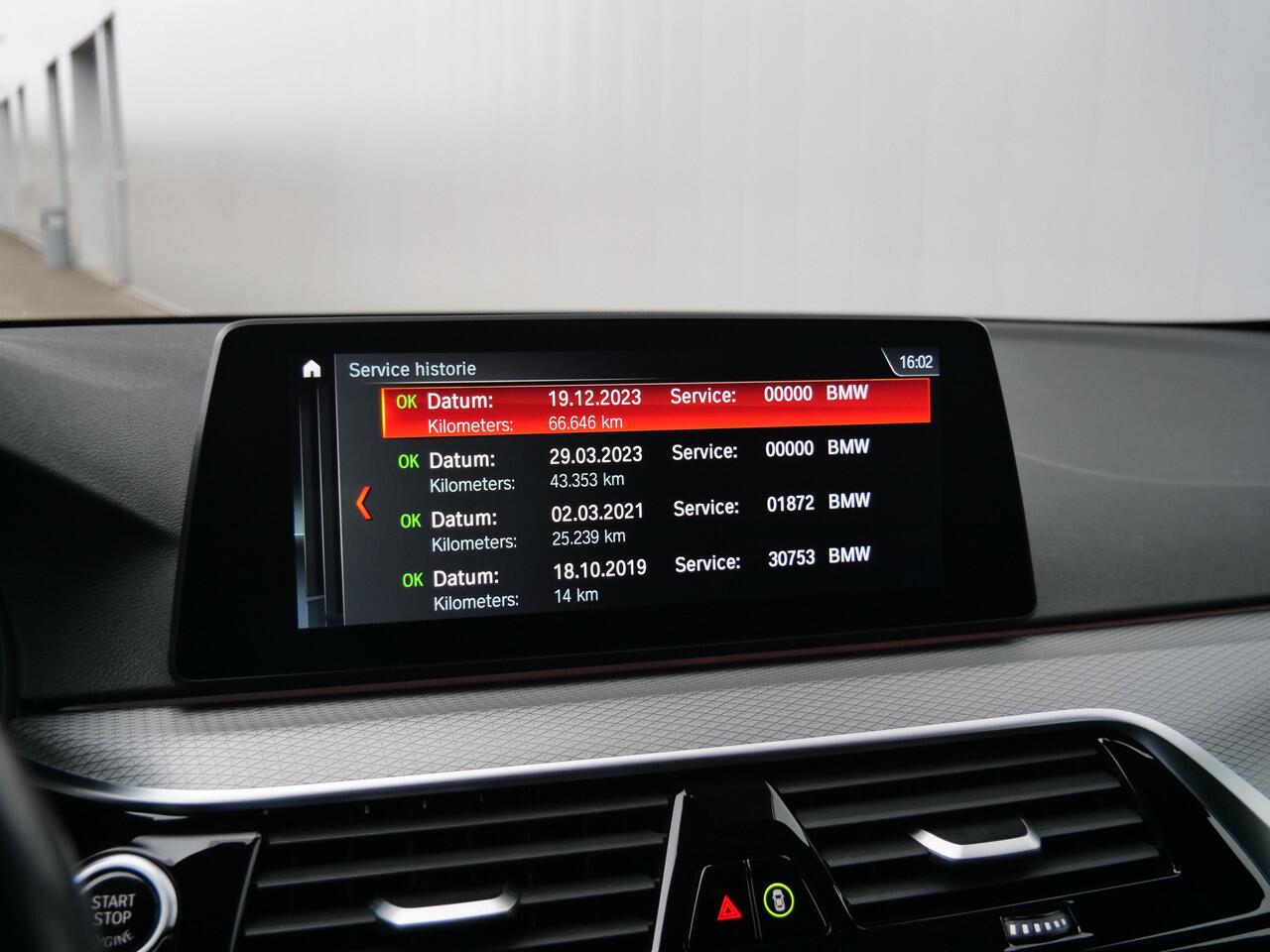 BMW 5-SERIE Touring 530i 252pk High Executive M-Sport Automaat Navigatie / LED / Privacy glas / Camera