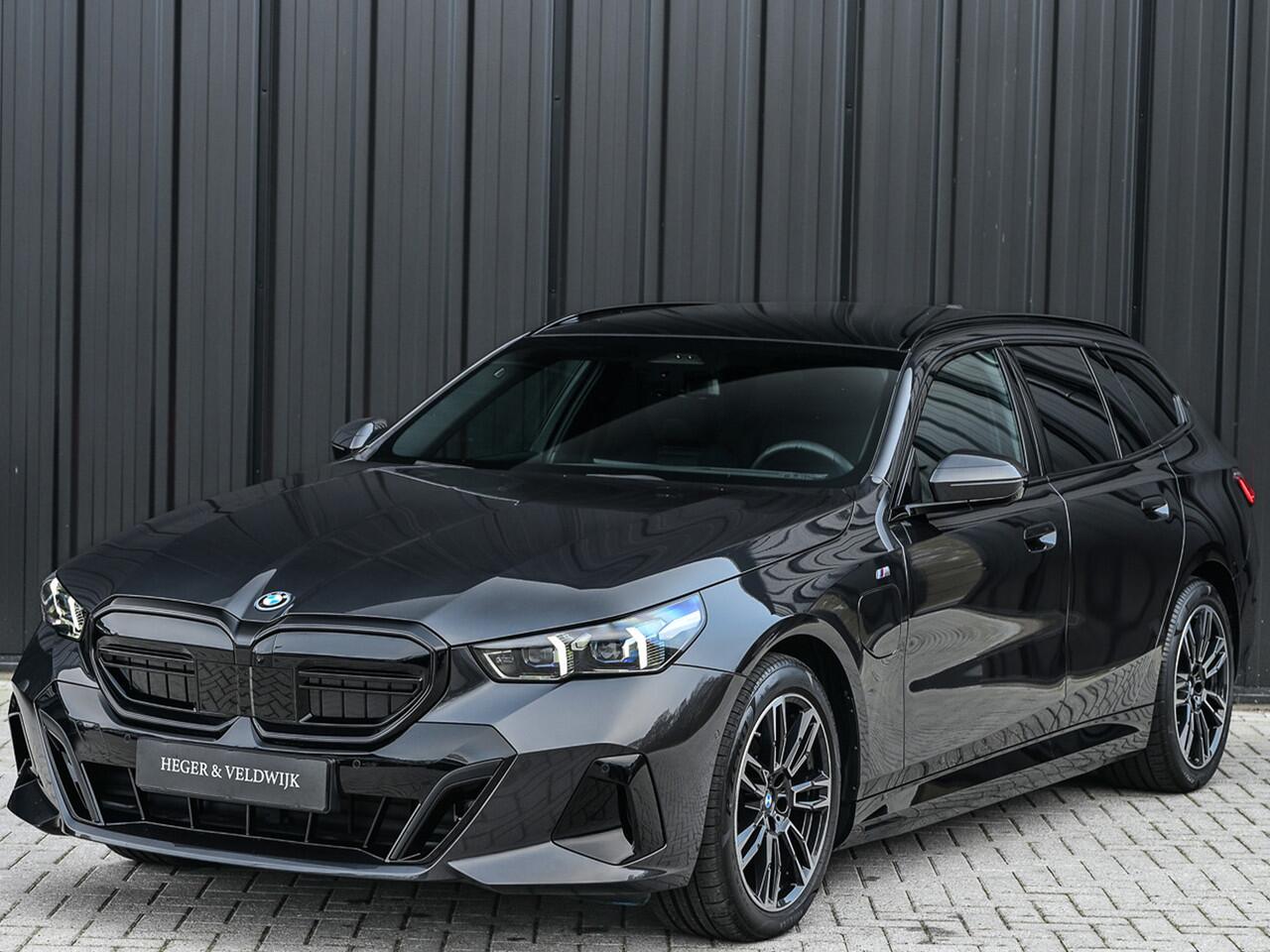 BMW 5-SERIE Touring 530e xDrive · M-Sport · Shadow Line · Panoramadak · Harman/Kardon · 360 Camera · Comfort Access · Stoel- en Stuurverwarming · Active Cruise · Ambiance · El. trekhaak