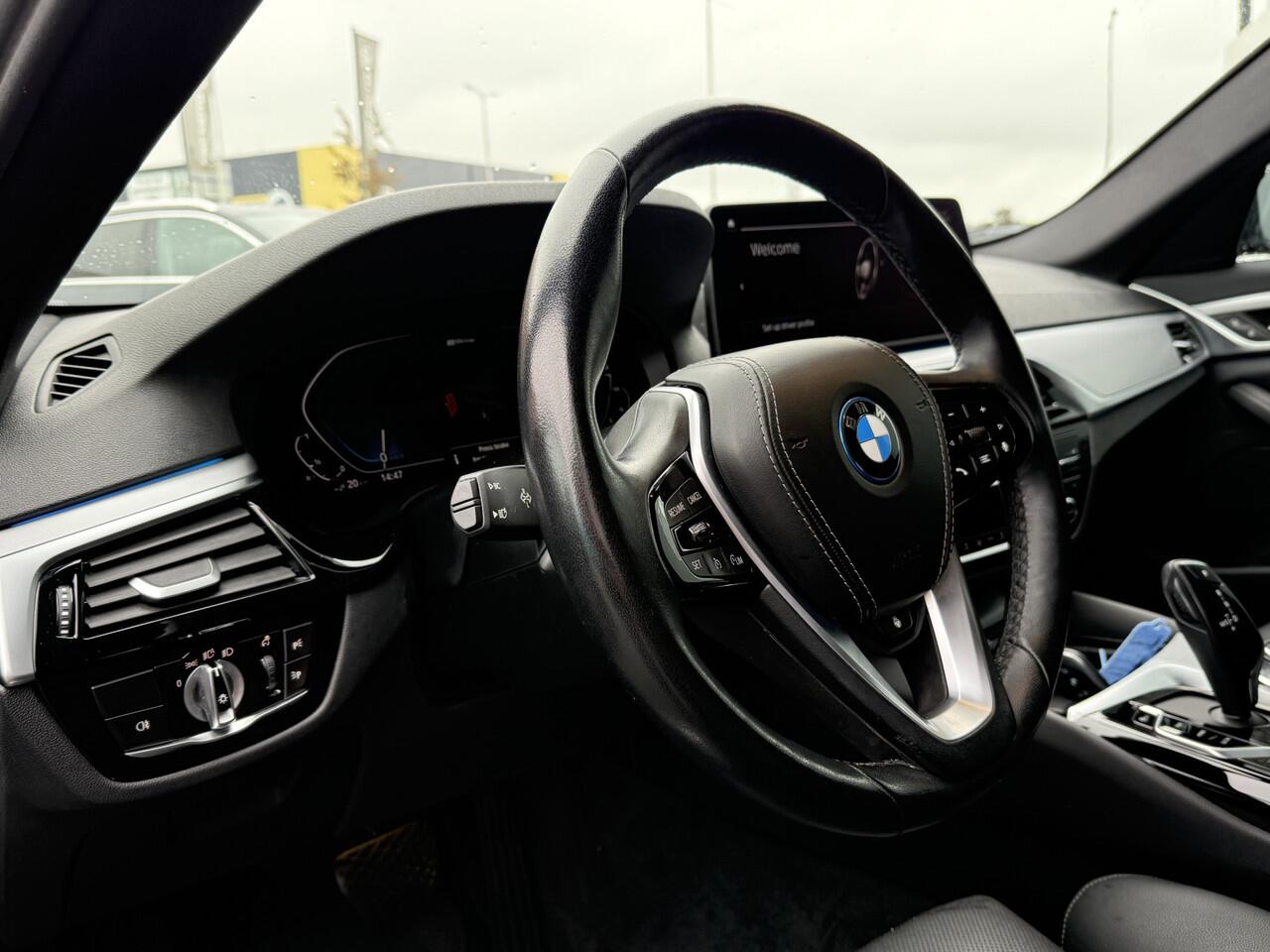 BMW 5-SERIE Touring BWJ 2022 530e 259PK High Executive AUTOMAAT | TREKHAAK WEGKL. | STOEL + STUUR VERW. | FULL LED | CARPLAY & ANDROID | CAMERA | NAVI | CLIMA | CRUISE | LMV | PDC