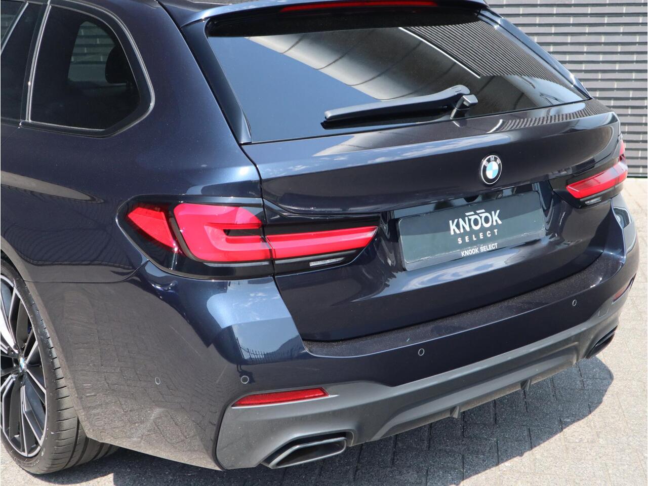 BMW 5-SERIE Touring 530d High Executive M Sport Pakket Automaat / Live Cockpit Professional / Panoramadak / Sportstoelen / 20 Inch / Laserlicht / Driving Assistant / M Sportremsysteem / Extra Getint Glas / Shadow Line / Head-Up Display