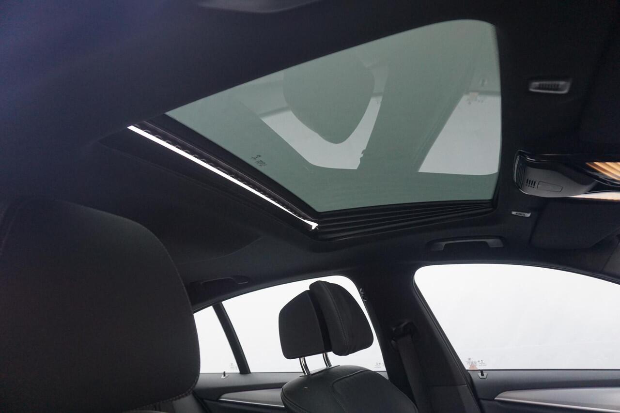 BMW 5-SERIE Sedan 520e M Sportpakket | Schuif-kanteldak | Comfortstoelen | Head-Up | BMW Laserlight | HIFI | Elektrische Stoel en Stuurwiel verwarming