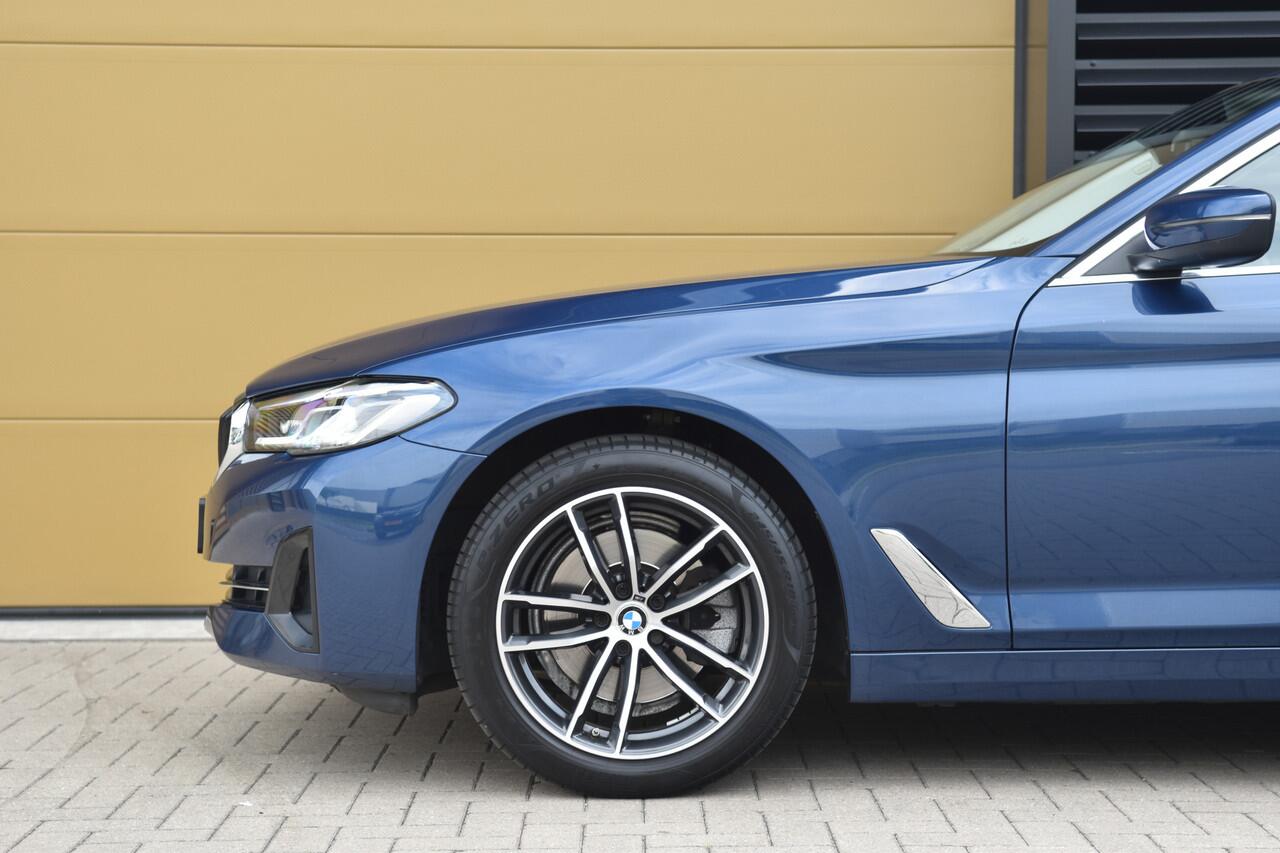 BMW 5-SERIE Touring 520i High Executive Edition * Comfort stoelen * Live cockpit * Grootlicht assistent * Dealer onderhouden *