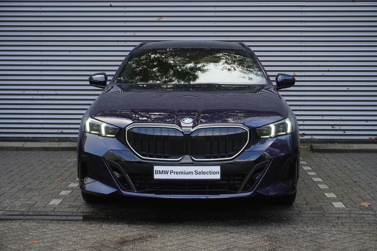 BMW 5-SERIE Touring 550e xDrive M Sportpakket Pro | Innovation Pack | Glazen panoramadak | Comfort Access | Trekhaak met elektrisch wegklapbare kogel