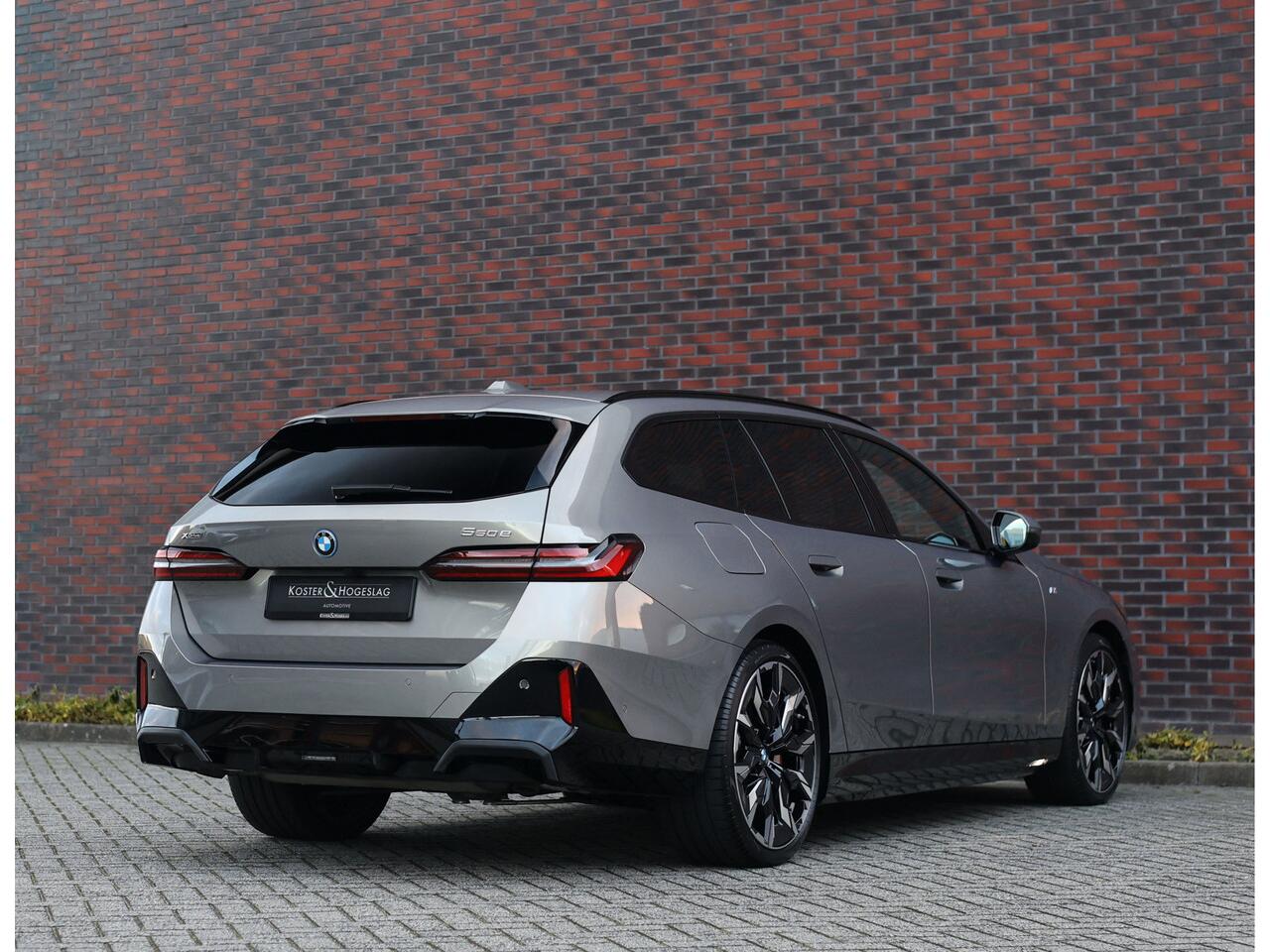 BMW 5-SERIE Touring 550e xDrive | Oxid Grey - M Sport Pro