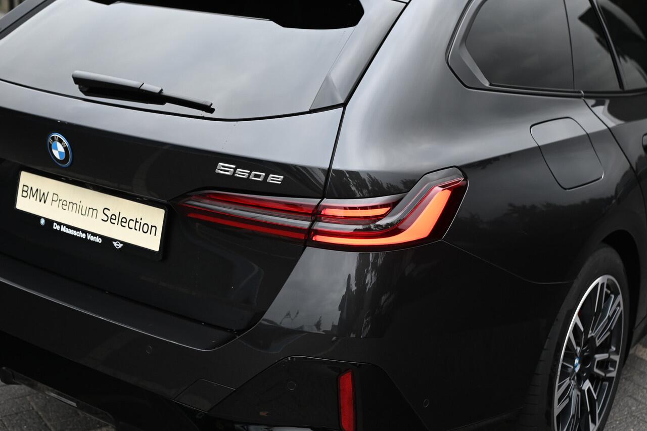 BMW 5-SERIE Touring 550e xDrive M Sport Automaat / Panoramadak / Trekhaak / Bowers & Wilkins / Adaptief onderstel professional / Parking Assistant Professional / Stoelventilatie