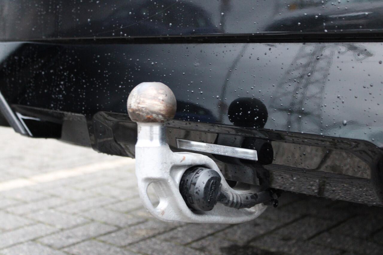 BMW 5-SERIE Touring 530e M Sport Automaat / Panoramadak / Trekhaak / Achteruitrijcamera / Adaptieve LED / M Sportonderstel / Stoelverwarming