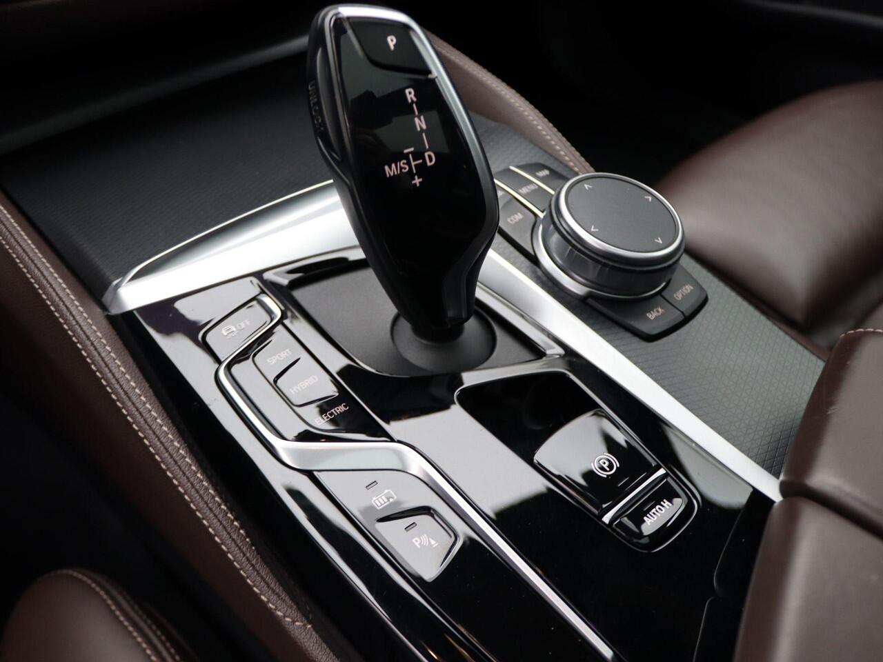 BMW 5-SERIE Touring 530e High Executive | M Sportpakket | Parking Pack | Trekhaak | Panoramadak | Laserlight | 18''