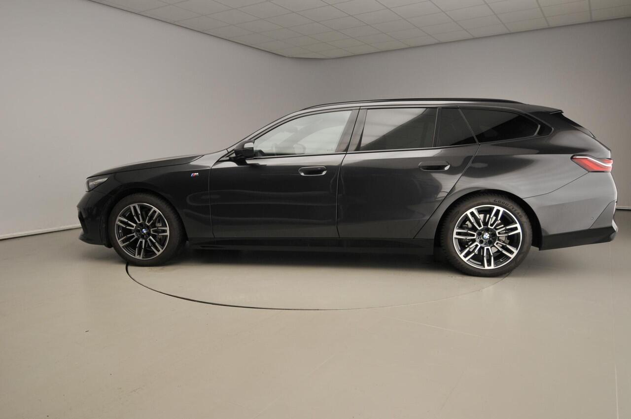BMW 5-SERIE Touring 540d xDrive | M-Sportpakket | LED | HUD | Schuifdak | Active cruise | Trekhaak | DAB | Bowers & Wilkins sound | Alu 19 inch