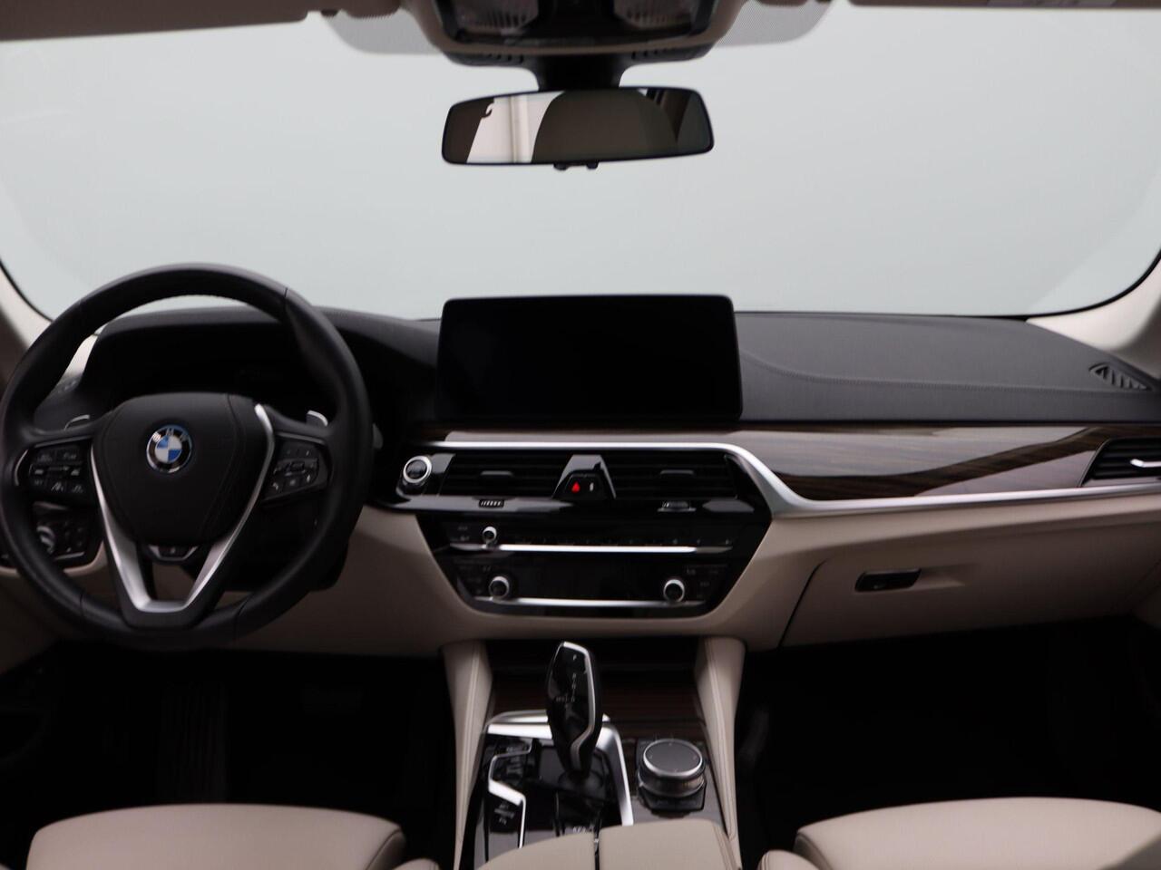 BMW 5-SERIE Touring 530e Luxuryline | Stuurwielrand Verwarmd | Trekhaak | Panoramadak | 4-zone Airconditioning | Driving Assistant Professional | Head-Up Display | 18''