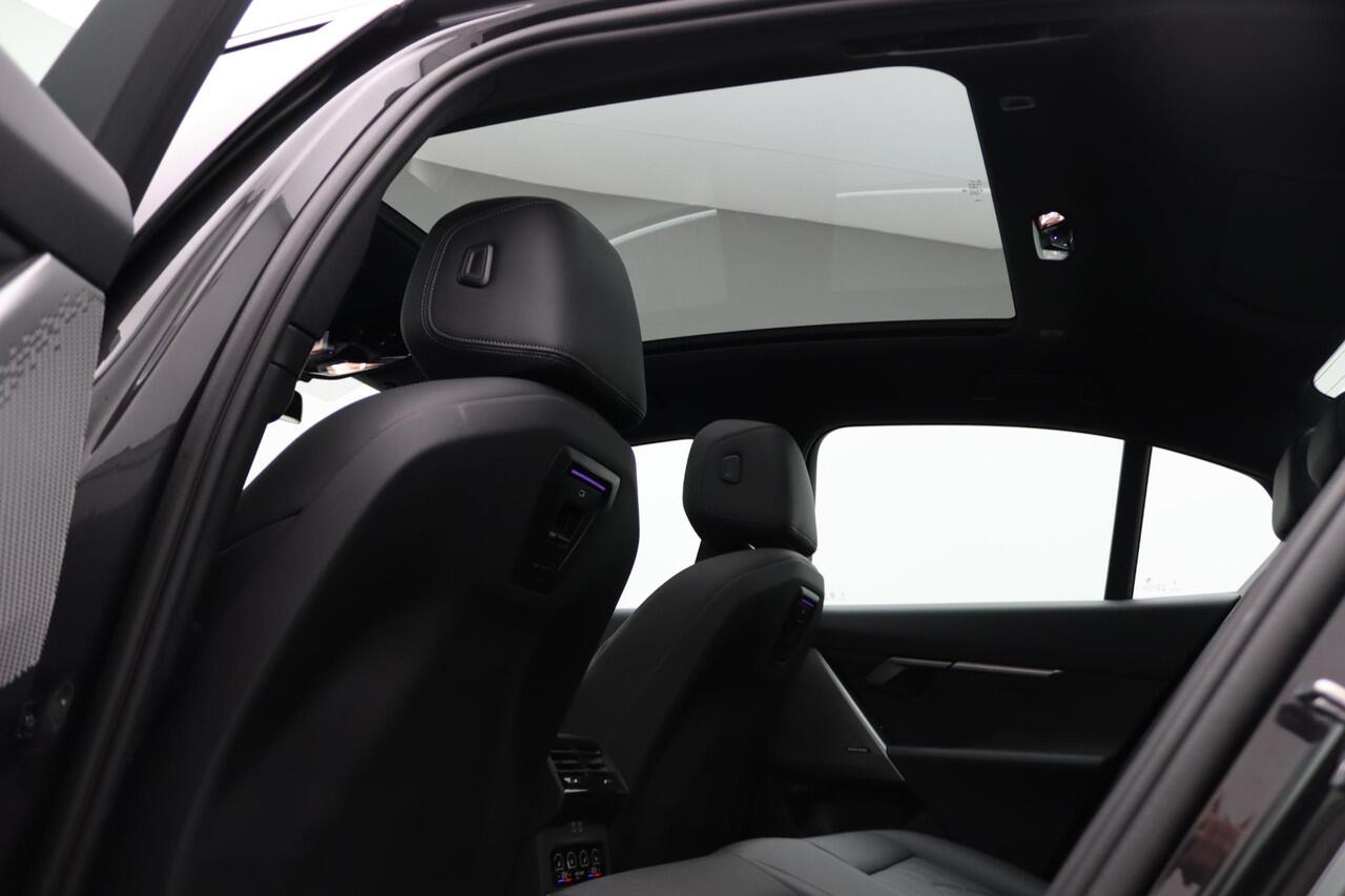 BMW 5-SERIE Sedan 530e M Sportpakket | Innovation Pack | Panoramadak | Driving Assist. Prof. | Comfortstoelen + Ventilatie | 20"