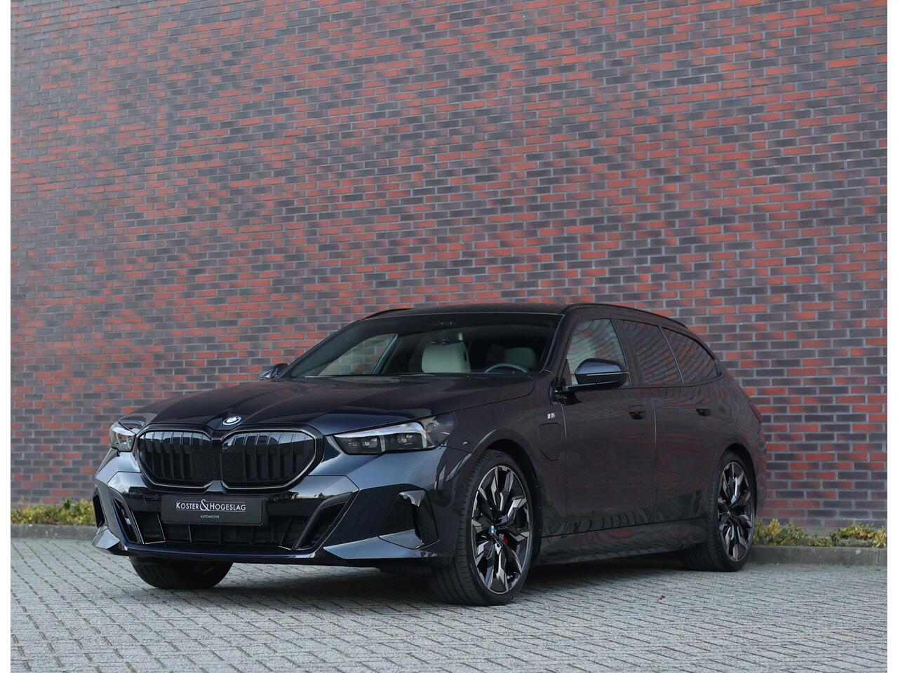 BMW 5-SERIE 550e Touring xDrive | Carbonzwart - Bow&Wil - Trekhaak