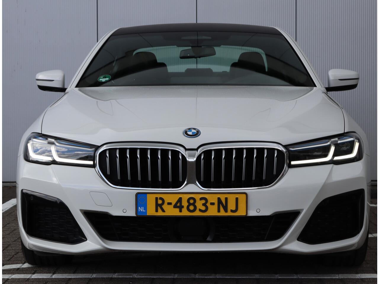 BMW 5-SERIE 545e xDrive | H&K | Head-up | Parkeercamera | M-sport | Leder
