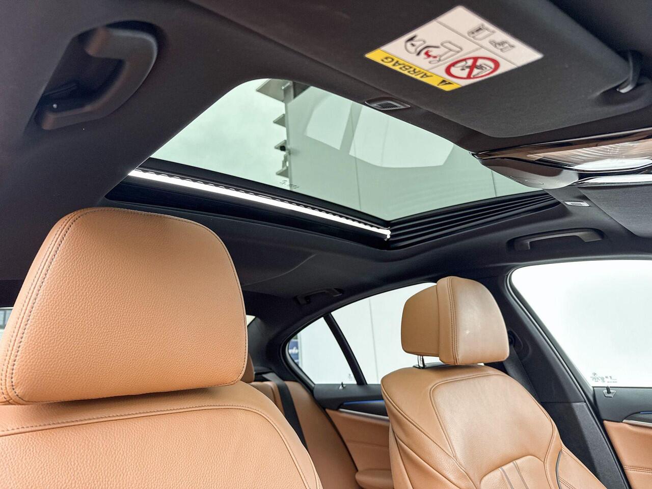 BMW 5-SERIE Sedan 530e High Executive M-Sport Head up Display / Hifi / 20inch / Getinte Ramen Achter / Driving Assistant / Stoelverwarming / Active Cruise Controle / Glazen Schuifdak