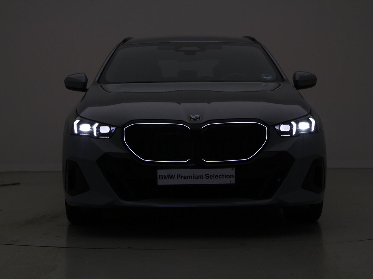 BMW 5-SERIE Touring 520i M-Sport Pro | Trekhaak | Driv. Ass. Pro | Stoelventilatie | Standkachel | | Bowers & Wilkins Surround Sound System | Mild Hybrid