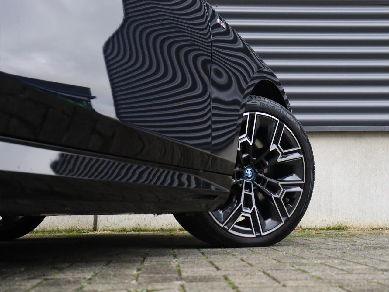 BMW 5-SERIE 550e xDrive | M Sportpakket Pro | Panodak | Driving Assistant Prof. | Adaptief Onderstel Prof. | Bowers & Wilkins | M Multifunctionele Stoelen | Stoelventilatie | Parking Assistant Prof. | 20'' LMV