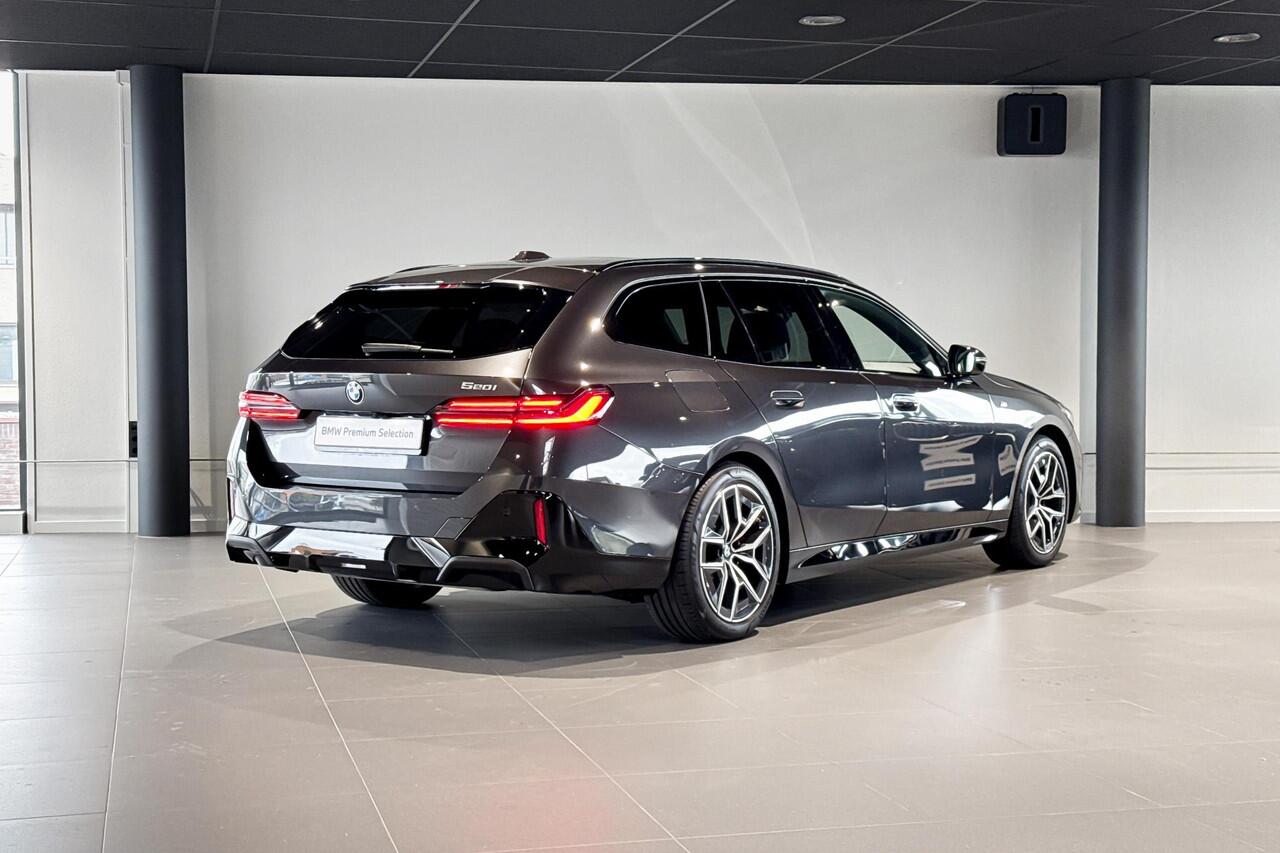 BMW 5-SERIE Touring 520i | M Sport | Glazen Panoramadak | Harman Kardon | Trekhaak |