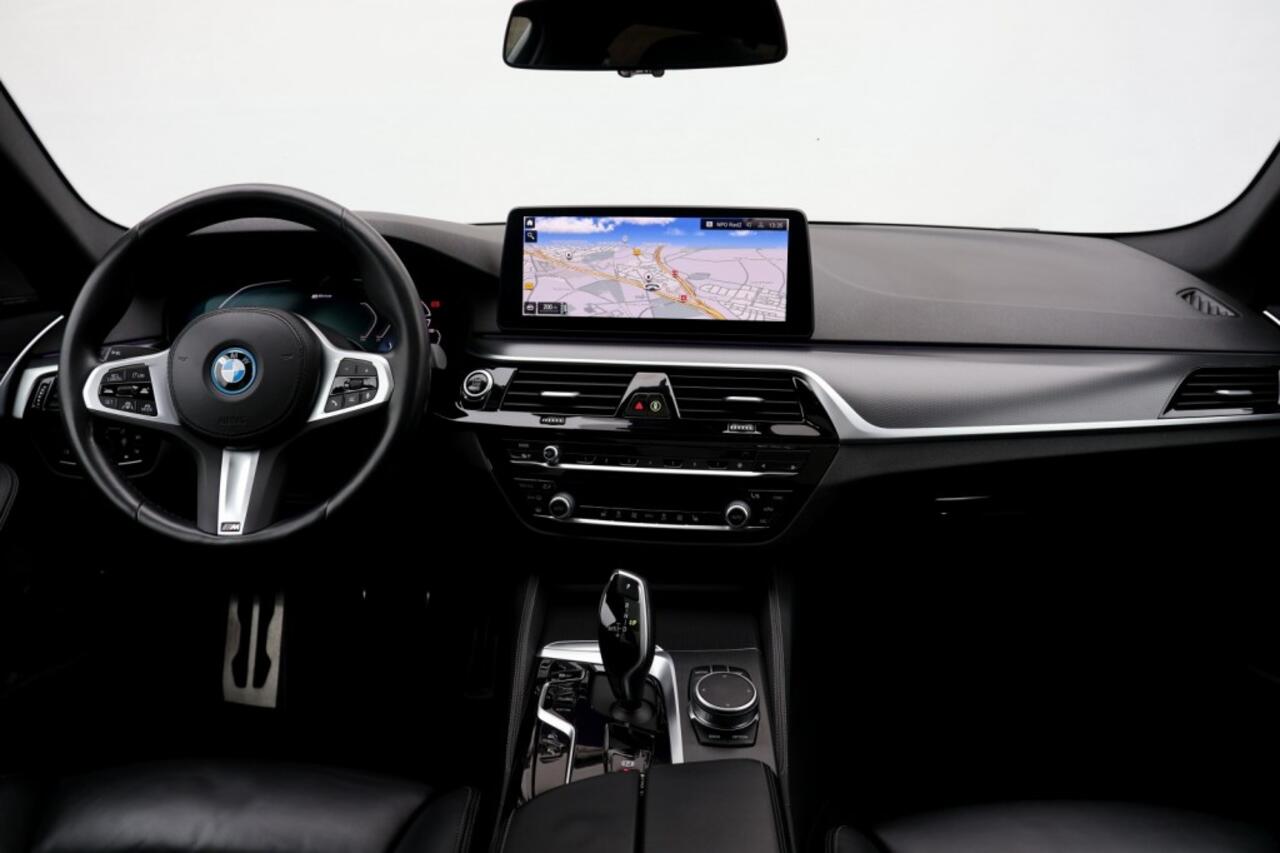 BMW 5-SERIE Touring 530e M-Sport - 292 pk **Pano / Trekh / Head up / Harman Kardon