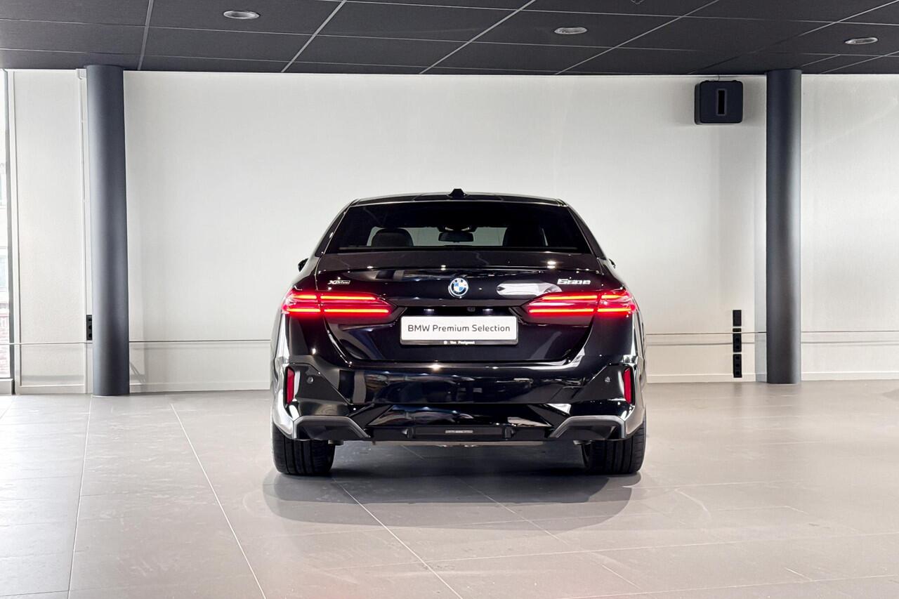 BMW 5-SERIE Sedan 550e xDrive | M Sport Pro | Bowers & Wilkins | Glazen Panoramadak | Head-up Display |