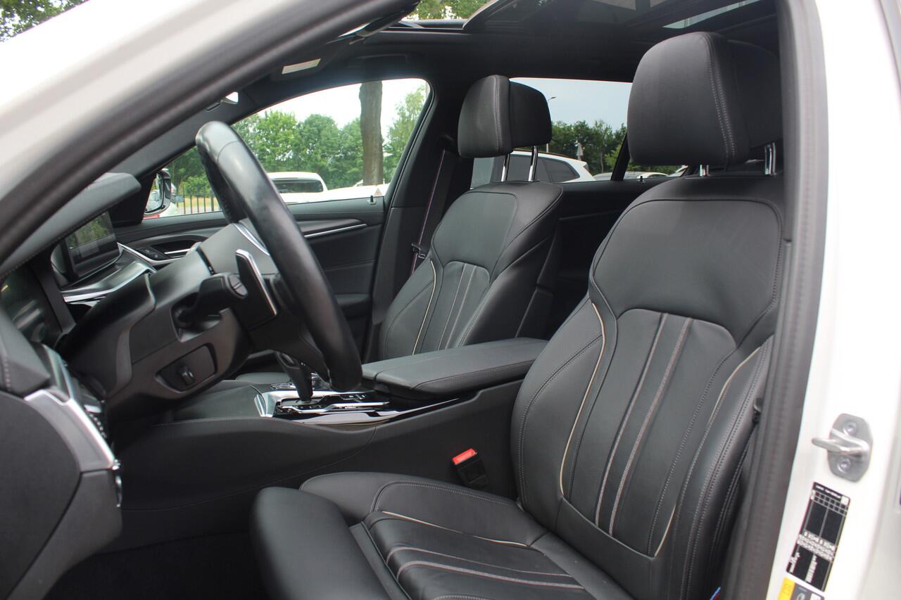 BMW 5-SERIE Touring 530e Business Ed. M Sport 44.229 km! SOH 95,2% / Trekhaak / Panoramadak / Head-up / 19'' / Laser LED / Sfeerverlichting / Leder / Safety-pack / Stuurverwarming / Cruise Control