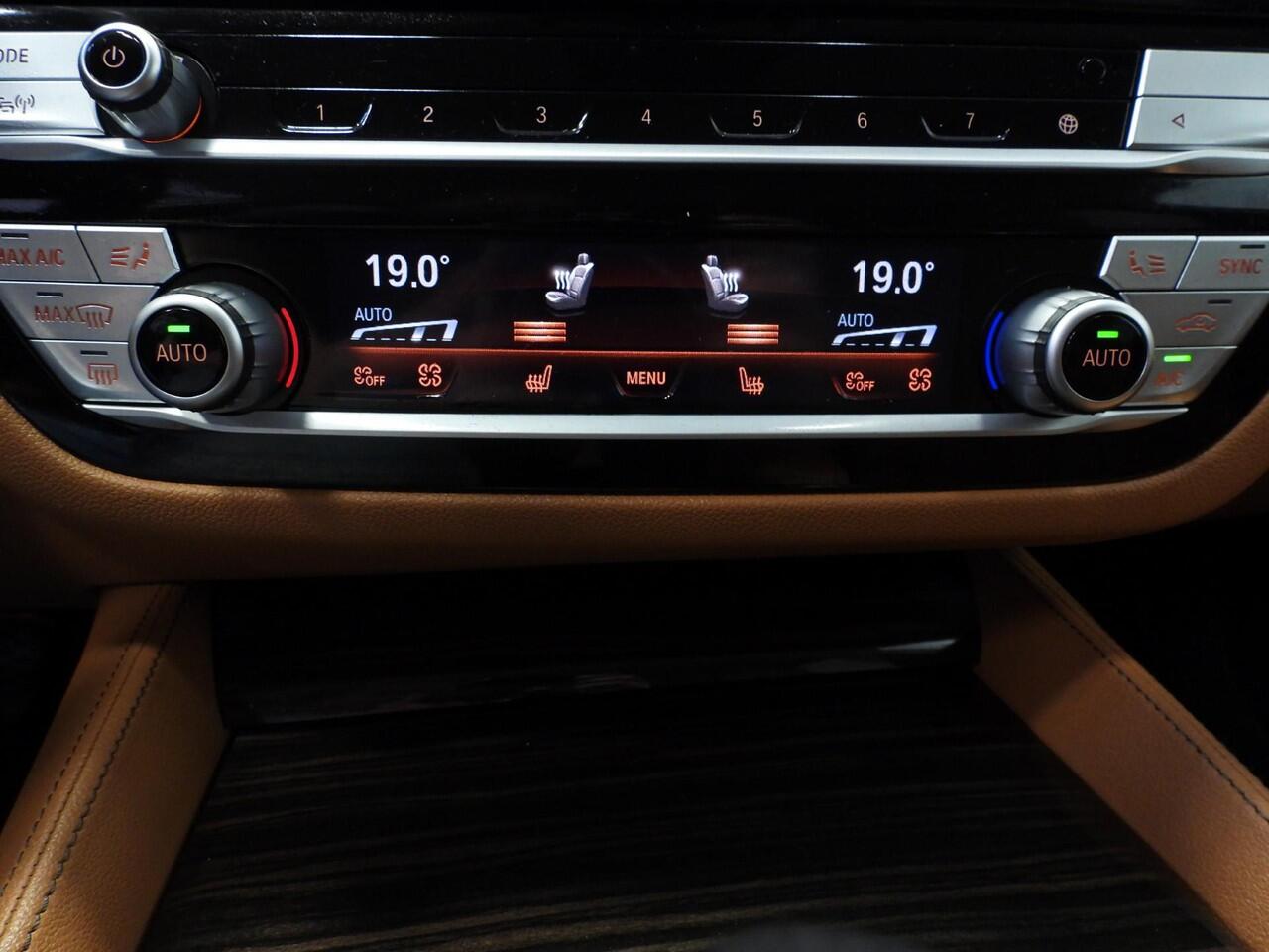 BMW 5-SERIE Touring 530e Luxury Line NAVI/LEER/LASER LED/TREKH./18"LMV!
