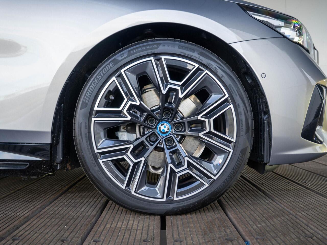 BMW 5-SERIE Touring 530e | M Sportpakket | Travel Pack | Comfort Access | Achteruitrijcamera | Stoelventilatie | Stoelverwarming | Trekhaak