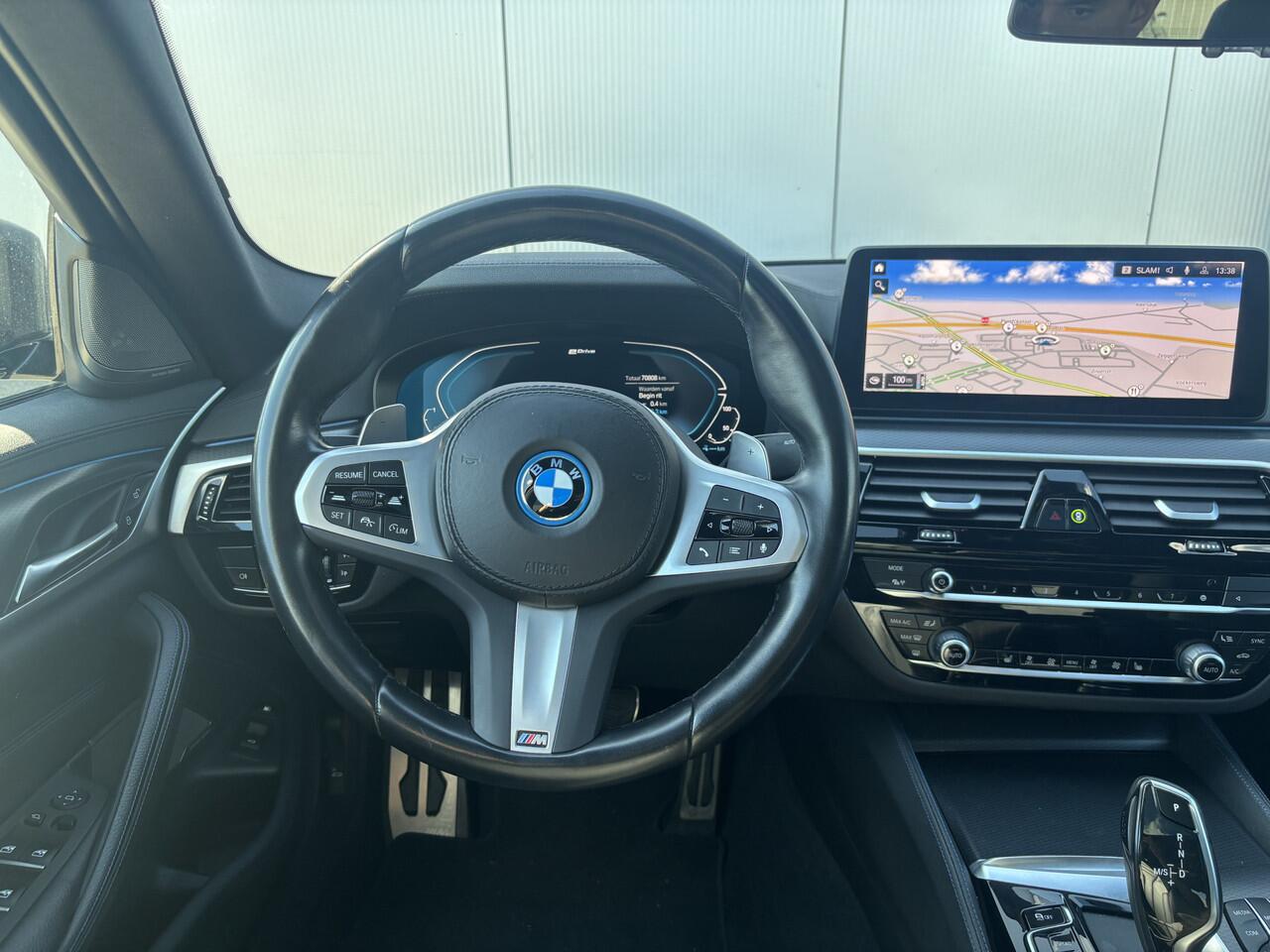 BMW 5-SERIE 530e xDrive M-Sport Pro | M-stoelen | Harman/Kardon | Schuifdak | Adaptive |