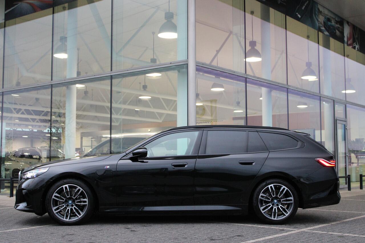BMW 5-SERIE Touring 530e M Sport Automaat / Panoramadak / Trekhaak / Achteruitrijcamera / Adaptieve LED / M Sportonderstel / Stoelverwarming