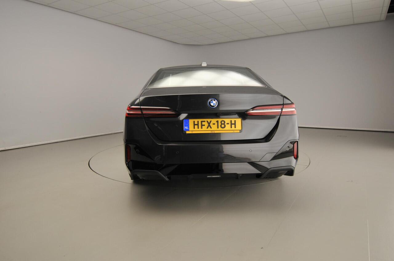 BMW 5-SERIE Sedan 530e | M-Sportpakket | LED | Navigatie | Sportstoelen | Chrome line | Active cruise | DAB | Bowers @ Wilkins sound | Alu 20 inch