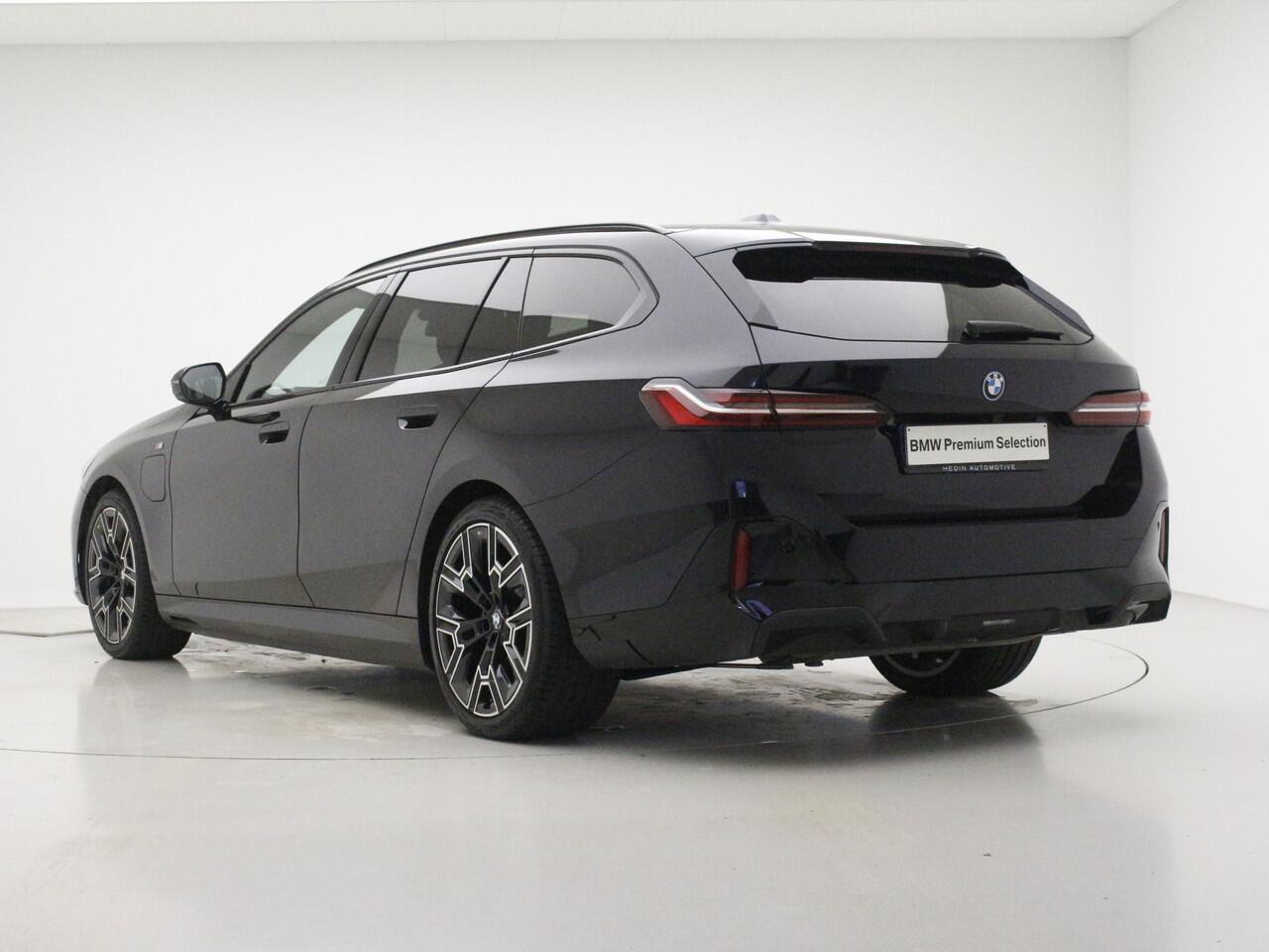 BMW 5-SERIE Touring 530e M-Sport | 20" | Trekhaak | Driving Assistant Plus | Travel Pack | Camera