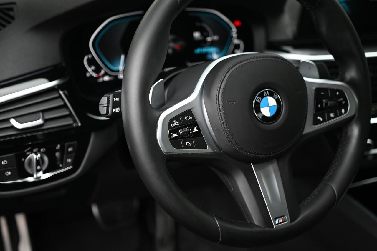 BMW 5-SERIE 530e xDrive High Executive M Sport Automaat / Sportstoelen / Soft Close / Comfort Access / Adaptieve LED / Head-Up / Stoelverwarming / BMW Live Cockpit Professional