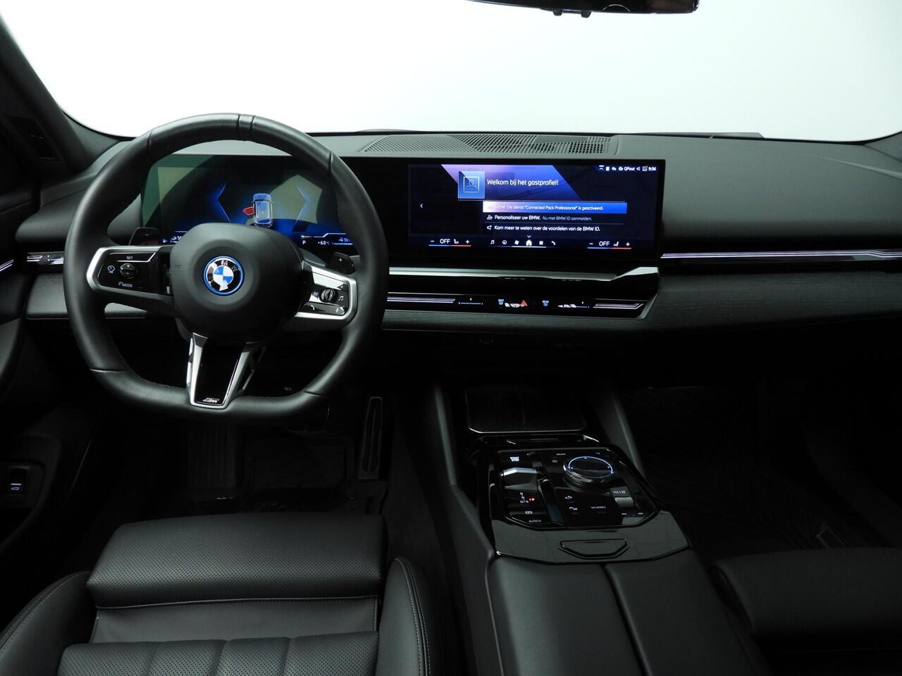 BMW 5-SERIE Touring 530e | M-Sportpakket | LED | Navigatie | Active cruise | Trekhaak | Keyles go | DAB | Alu 20 inch