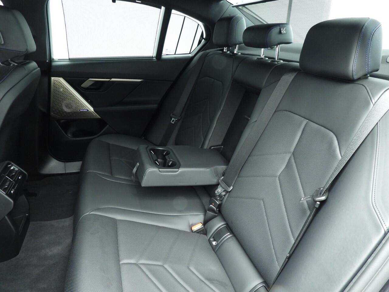 BMW 5-SERIE Sedan 530e | M-Sportpakket | LED | Navigatie | Sportstoelen | Chrome line | Active cruise | DAB | Bowers @ Wilkins sound | Alu 20 inch