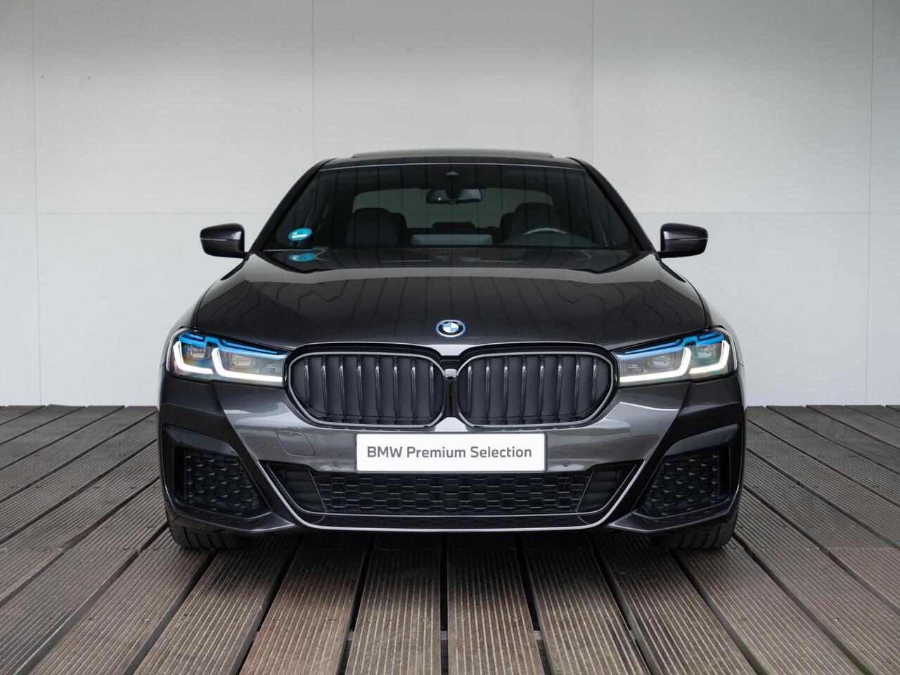 BMW 5-SERIE Sedan 520e | High Executive | M Sportpakket | Verwarmd Stuurwiel | Schuif-/kanteldak | Stoelverwarming | Head-Up Display | 19''