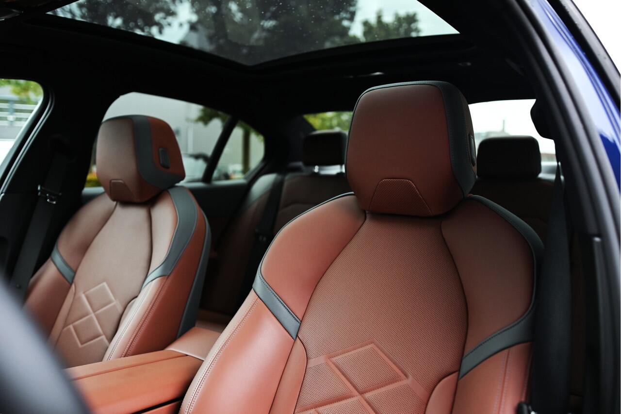 BMW 5-SERIE 550e xDrive M Sport Automaat / Panoramadak / Stoelverwarming / Adaptieve LED / Driving Assistant / 19" LMV