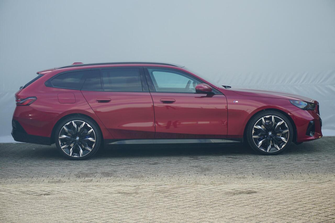 BMW 5-SERIE Touring 530e M Sport Pro | Trekhaak / Comfortstoelen Elektrisch met geheugen / Panoramadak / Head-up / Rondomzicht camera's / Stoelverwarming Voor & Achter
