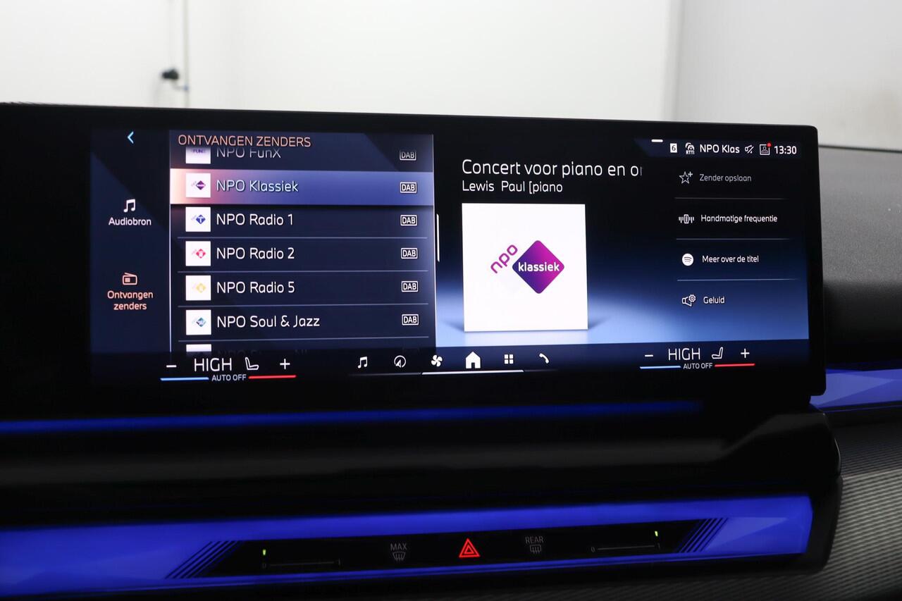 BMW 5-SERIE Touring 520i | M Sportpakket Pro | Driving Assistant Plus | Panoramadak | Harman/Kardon | Adaptieve LED koplampen | Iconic Glow |