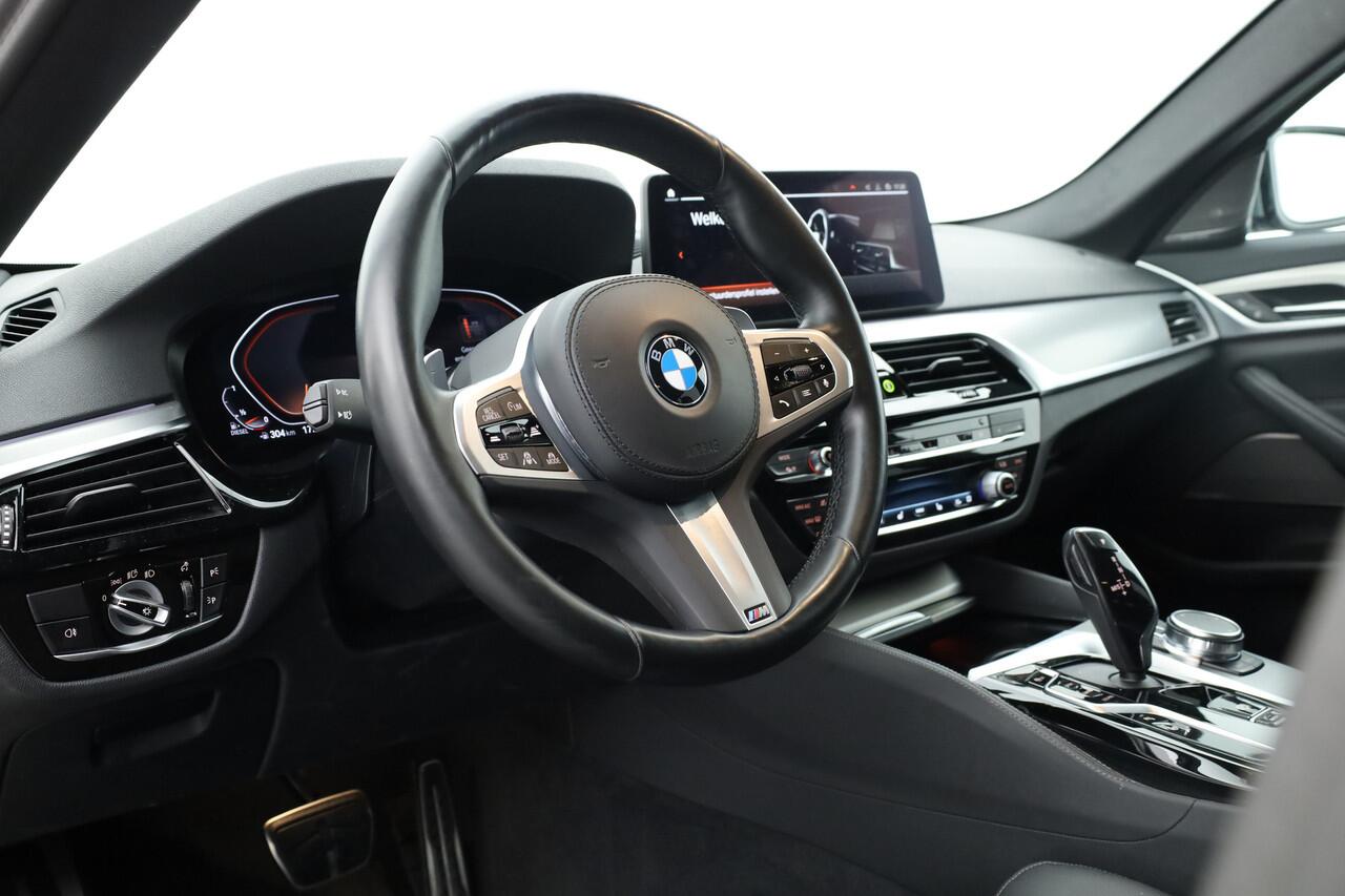 BMW 5-SERIE Touring 530d xDrive M Sport | Dig. Cockpit | Shadow Line | Elek. Trek. | HarmanKardon | Leder | Adapt. Cruise | Nav+CarPlay | 360*+PDC | Elek. Klep | Stoelverw. | Sfeerverlichting | LED V