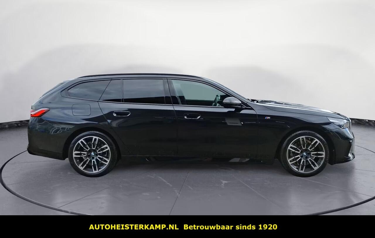 BMW 5-SERIE Touring 520d M-Sport 197 PK ACC Head-Up Trekhaak Stoelkoeling Stuurverwarming Standkachel