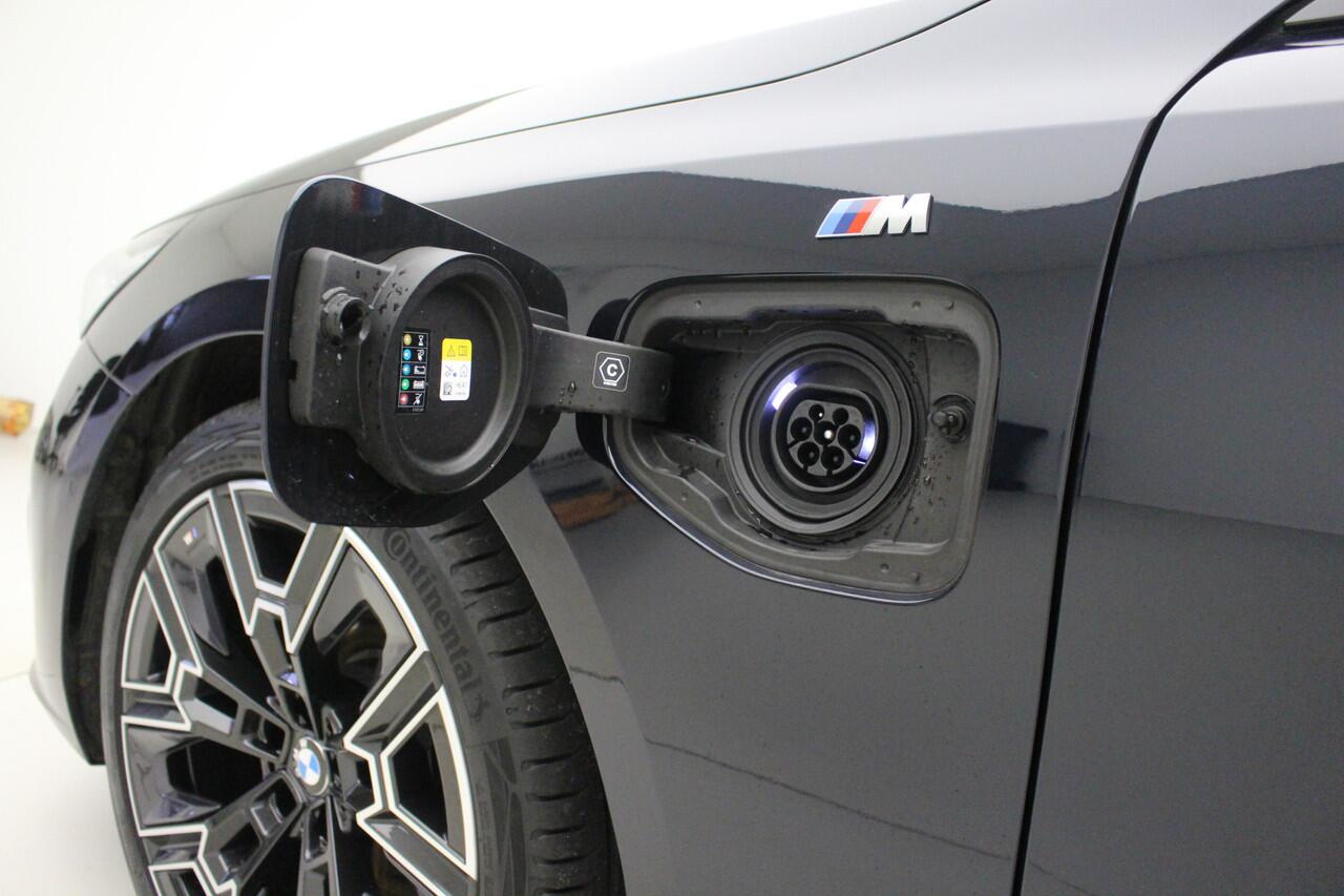 BMW 5-SERIE Touring 530e M-Sport | 20" | Trekhaak | Driving Assistant Plus | Travel Pack | Camera