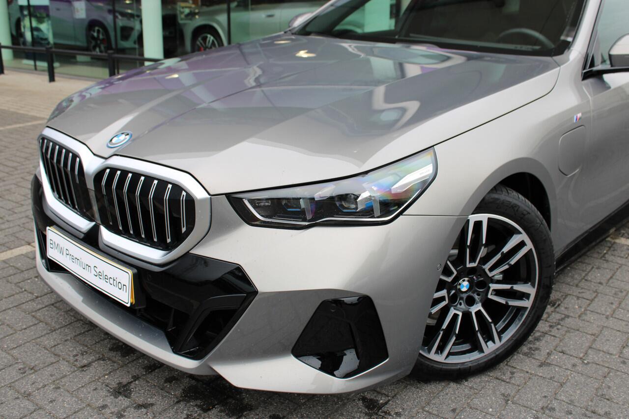 BMW 5-SERIE Touring 530e M Sport M Sport Automaat / Panoramadak / Trekhaak / Achteruitrijcamera / Adaptieve LED / Parking Assistant / Stoelverwarming