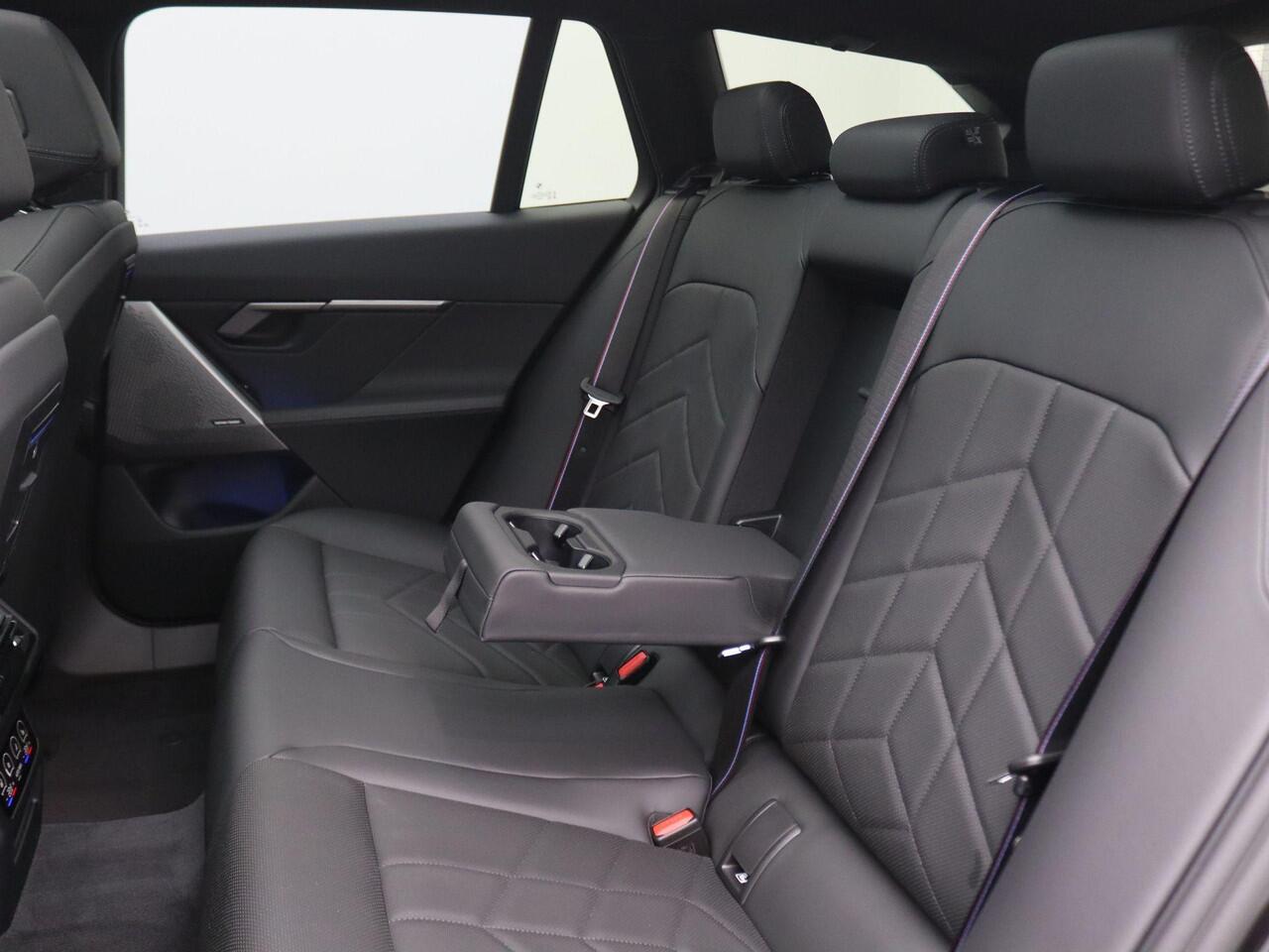 BMW 5-SERIE Touring 530e M Sport Pro Edition 299PK AUT. Panoramadak, Keyless, Memorystoel, Head-Up Display, Elektr. Achterklep, Stoelverwarming+Koeling, Stuurverwarming, Volleder, Trekhaak, 21" LM Velgen