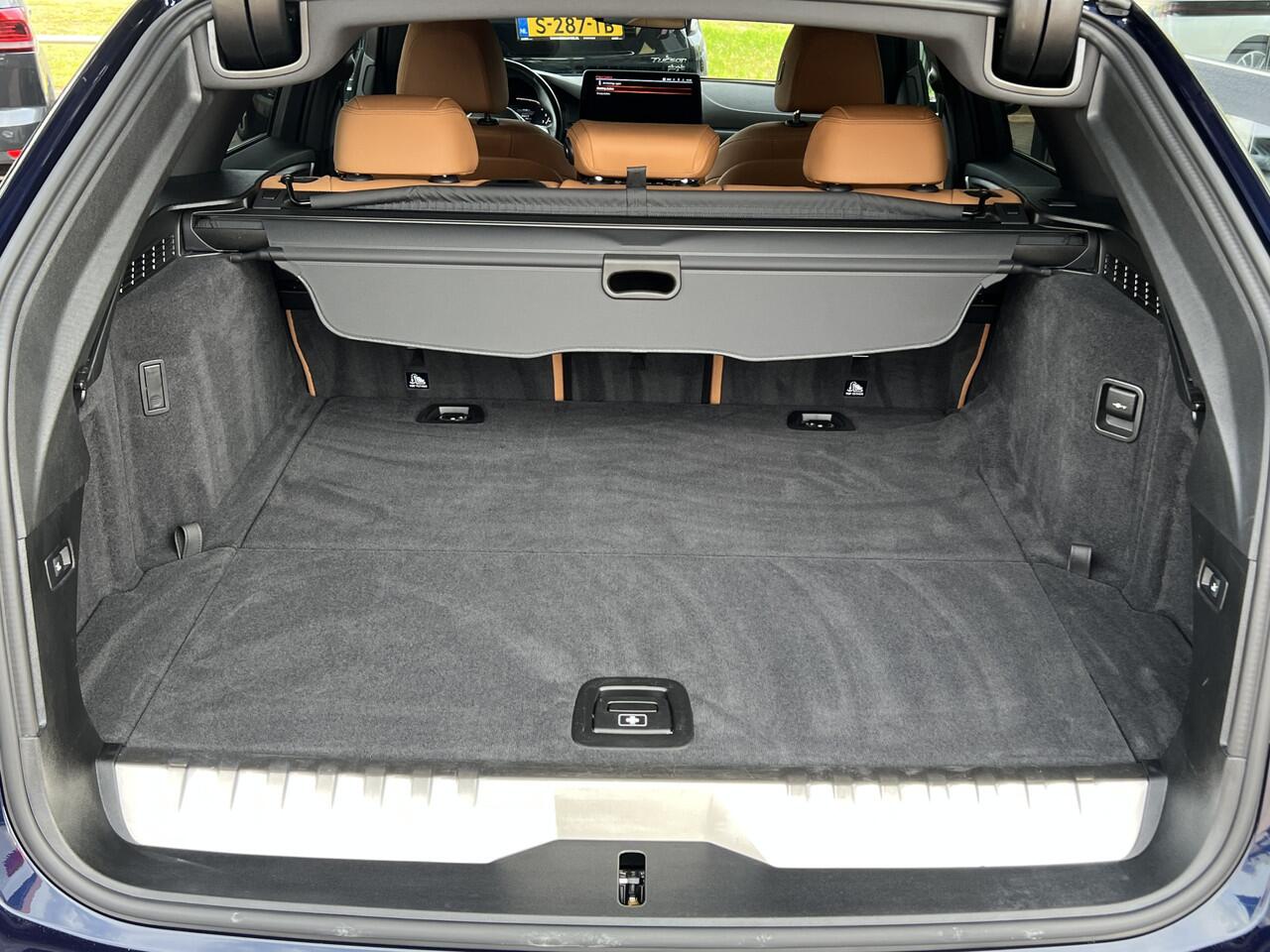 BMW 5-SERIE Touring 530e M-Sport Plus Panoramadak Driving Ass Prof Keyless Rondzicht Camera Elek Stoelen Stoel + Stuurverwarming ACC DAB Head-Up Shadow Line BTW Tansanit Plug In Hybride 1e Eigenaar BTW Auto