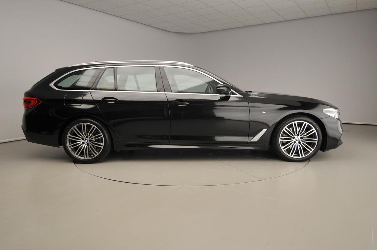 BMW 5-SERIE Touring 520i M-Sportpakket | LED | Leder | HUD | Comfortzetels | Trekhaak | Chrome line | DAB | Hifi speakers | Alu 19 inch