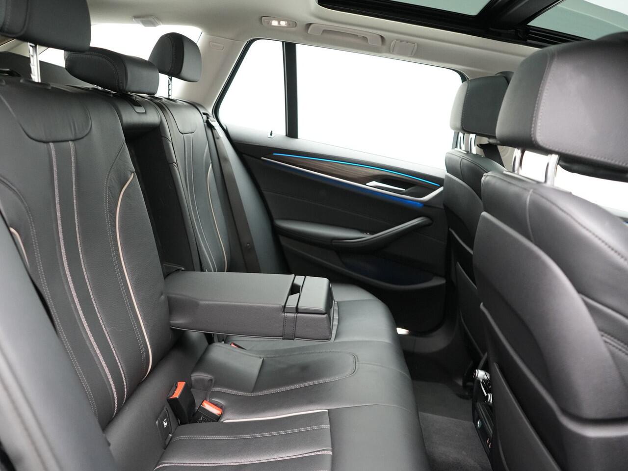 BMW 5-SERIE Touring 530e Luxury Line Plug In Hybrid 294pk Dealer O.H PHEV | Trekhaak Af Fabriek | Panodak | Camera | Lederen Sportstoelen Memory & Verwarmd | Apple Carplay | Cruise Control | Navigatie | Virtual | DAB |