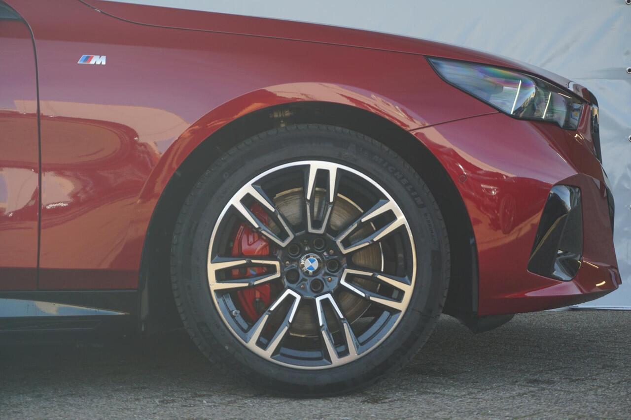 BMW 5-SERIE Touring 550e xDrive M Sportpakket Pro Panoramadak / Driving Assistant Professional / Bowers & Wilkins / Stoelventilatie / Trekhaak
