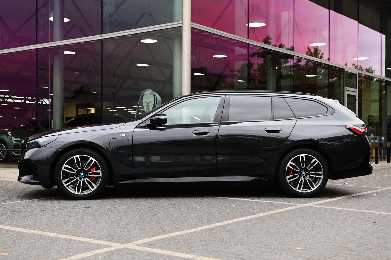BMW 5-SERIE Touring 550e xDrive M Sport Automaat / Panoramadak / Trekhaak / Bowers & Wilkins / Adaptief onderstel professional / Parking Assistant Professional / Stoelventilatie
