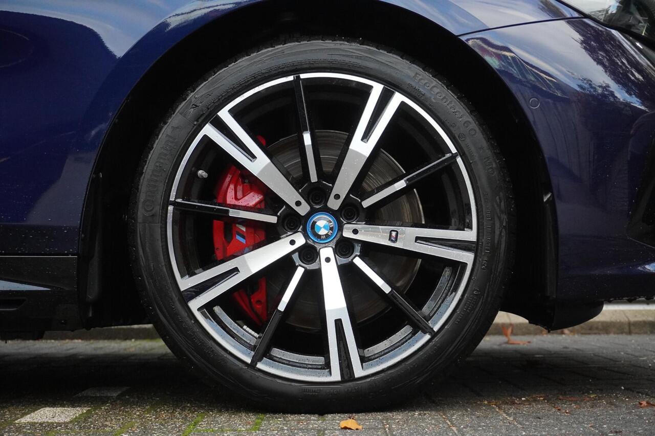 BMW 5-SERIE Touring 550e xDrive M Sportpakket Pro | Innovation Pack | Glazen panoramadak | Comfort Access | Trekhaak met elektrisch wegklapbare kogel