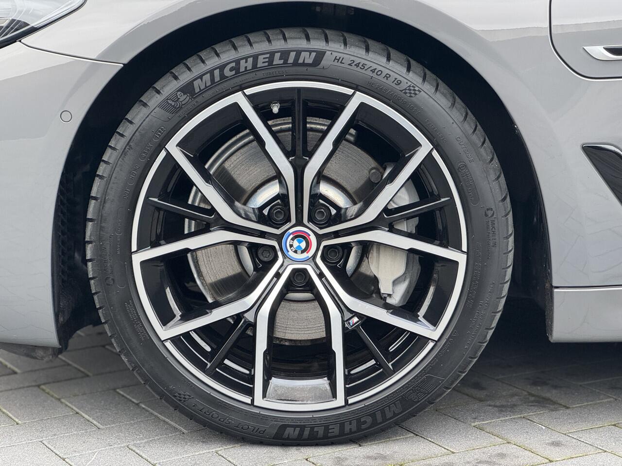 BMW 5-SERIE Touring LCI 530e M Sport High Executive | Panorama | Leder | 19" | HiFi Audio | Stoelverwarming v + a