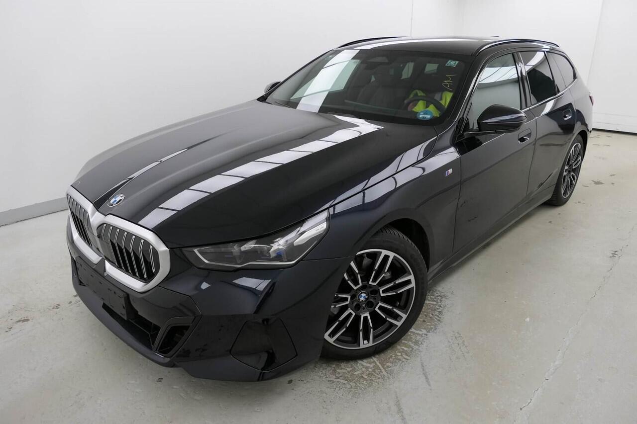 BMW 5-SERIE Touring 520i M-Sport | Panorama | Driving Assistant Plus | Harman Kardon | Standkachel | Trekhaak | Carbon interieurlijsten Mild Hybrid