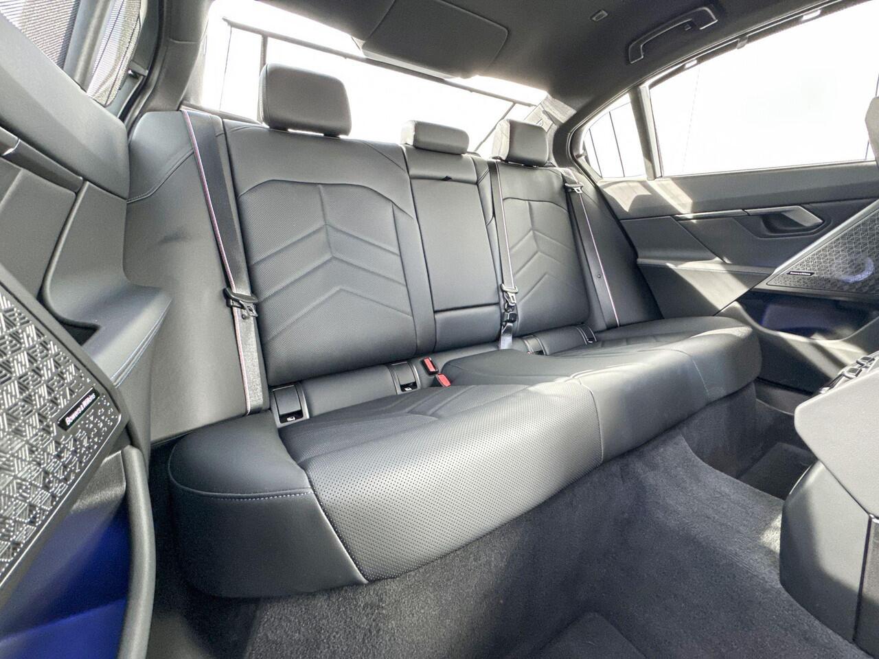 BMW 5-SERIE Sedan 550e xDrive M-Sport Pro / CoPilot / Bowers & Wilkins / Adaptief onderstel professional / LED koplampen adaptief / Stoelventilatie / Trekhaak Zwenkbaar / 20 inch / Selections